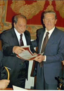 Il dott. Cesare Ruperto, presidente emerito della Corte Costituzionale, mentre premia, in Campidoglio, il dott. Romano De Grazia, presidente onorario della Corte di Cassazione, per la Legge Lazzati e per le battaglie civili da lui condotte.